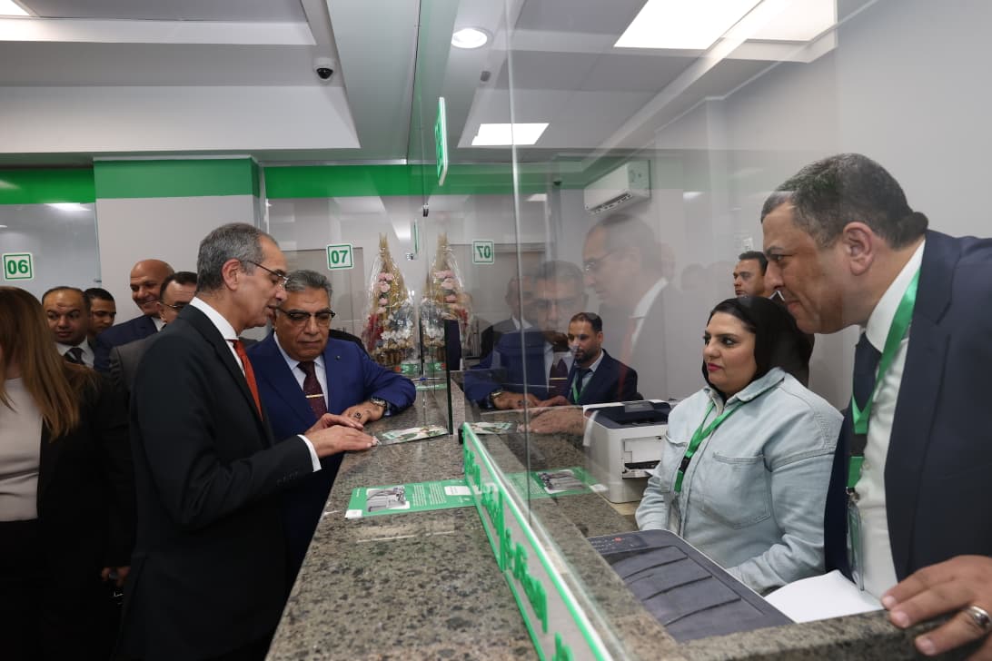 وزير الاتصالات داخل مكتب بريد المنصورة